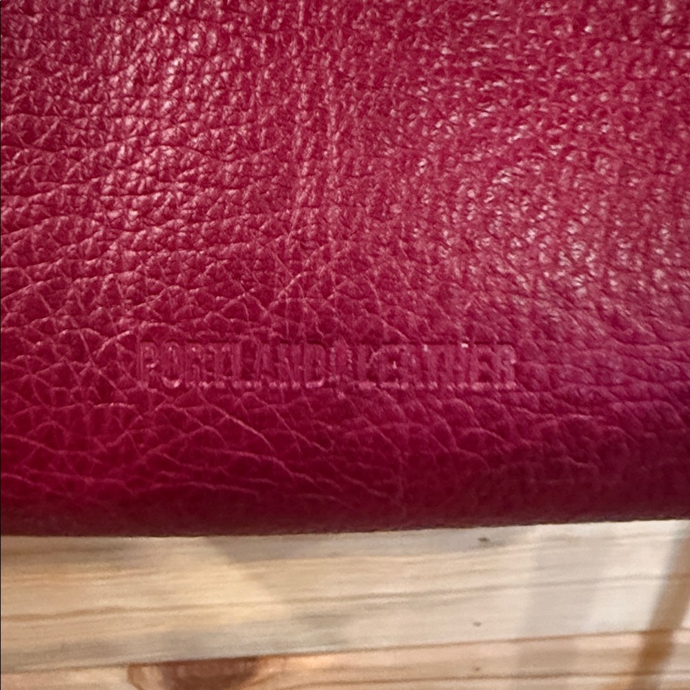 Elegant Pink Leather Handbag - Picture 2 of 4